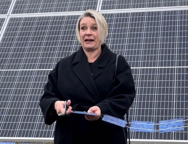 Olje- og energiminister Marte Mjøs Persen på sitt første oppdrag som olje- og energiminister da hun åpnet testanlegget for solcellemoduler hos Institutt for energiteknikk (IFE) på Kjeller 20. oktober 2021. Foto: Arvid Samland/OED