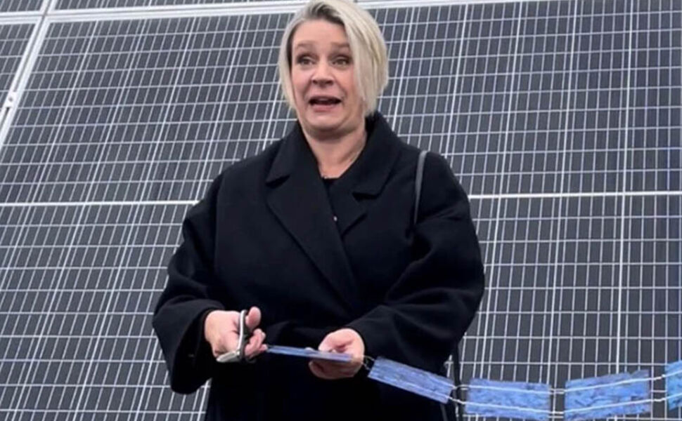 Olje- og energiminister Marte Mjøs Persen på sitt første oppdrag som olje- og energiminister da hun åpnet testanlegget for solcellemoduler hos Institutt for energiteknikk (IFE) på Kjeller 20. oktober 2021. Foto: Arvid Samland/OED