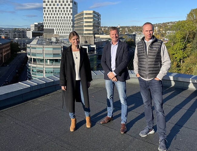 – Vi tilslutter oss strakstiltakene til Grønn Byggallianse fordi vi er bevisste på det samfunnsansvaret vi har som investeringsselskap, sier leder for eiendom i Klaveness Marine, Carl Arnold Johansen (i midten). Med Anne Jevne og Erik Frogndahl.