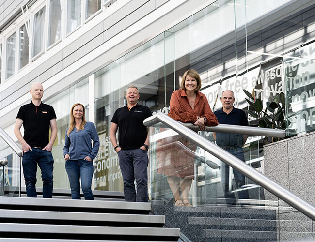 Driftssjef Rosenholm Campus, Roger Lysaker (nr. 3 fra venstre) er stolt over teamet som er kåret til Årets grønne driftsteam 2021.  På bildet fra venstre: Espen Stegard, driftstekniker; Mette Endsjø, driftskoordinator; Roger Lysaker, driftssjef; Mette Schi Saastad, eiendomssjef og Fred Ivar Bergsbakk – byggeleder. Foto: Finn Ståle Felberg