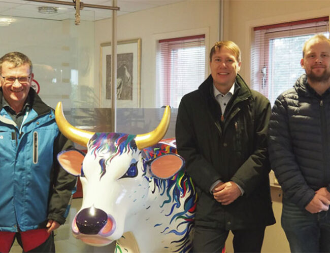 Nortura Tønsberg er Norges største pølsefabrikk. I denne fabrikken har Nortura samlet en betydelig andel av skjæringen av gris. Fra venstre: Steinar Elgvin, teknisk sjef i Nortura Tønsberg, Svenn-Erik Bredesen, salgsingeniør og Espen Granås, regionleder for Østlandet, begge fra Schneider Electric. Foto: Sirpa Ikola