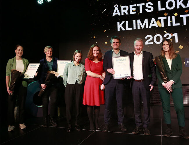 På bildet fra venstre: Julie Indstad Hole som tar imot prisen på vegne av Trondheim kommune, Ragnhild Hammer ,klima- og miljørådgiver i Arendal kommune; Astrid Ståledotter Landstad Klimarådgiver hos Klimaetaten i Oslo kommune; Heidi Sørensen,direktør i klimaetaten i Oslo kommune, finansbyråd Einar Wilhelmsen, byrådsleder Raymond Johansen og byråd for miljø og samferdsel Sirin Stav i Oslo kommune. Foto: Zero