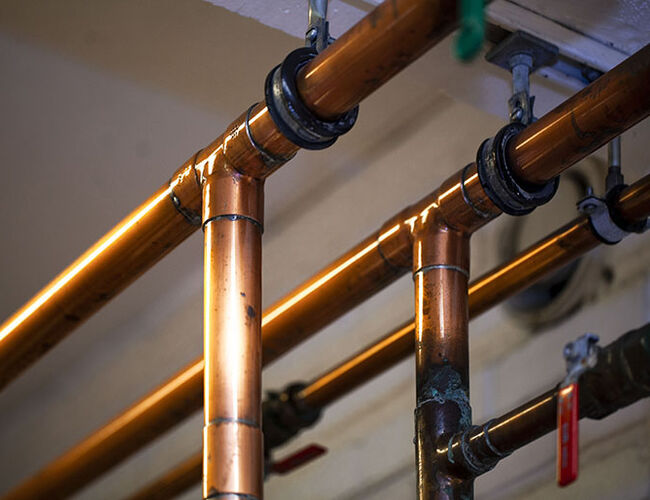 Rør for varmt tappevann kan ofte være en kilde til energitap i bygninger. Foto: SINTEF