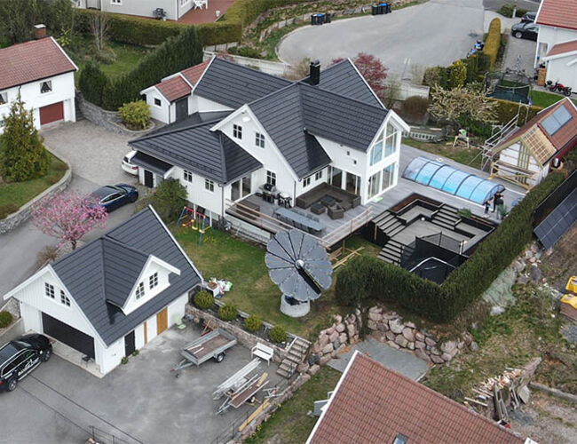 Dronebilde av huset til Bjarne Tveit. Foto: Privat