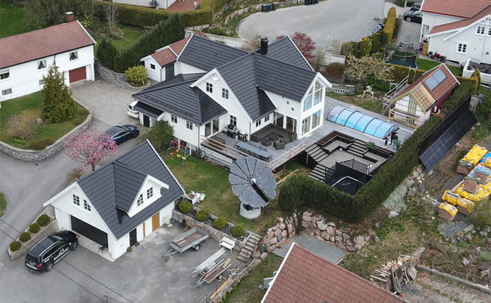Dronebilde av huset til Bjarne Tveit. Foto: Privat