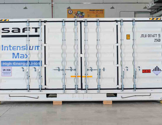 Batterisystemet er satt sammen av seks containere på 6 meter (20 fot). Batterileveransen til Longyearbyen vil være den største arktiske leveransen hittil. Systemet har en effekt på 6 MW og kan lagre 7 MWh. Foto: Saft