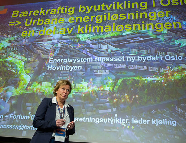 Iren Aanonsen, forretningsutvikler i Fortum Oslo Varme, presenterte mikroenergisystemet for Hovinbyen under innovasjonskonkurransen på Fjernvarmedagene i november. Foto: Johnny Syversen/Norsk Fjernvarme