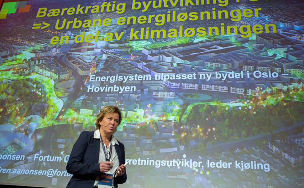 Iren Aanonsen, forretningsutvikler i Fortum Oslo Varme, presenterte mikroenergisystemet for Hovinbyen under innovasjonskonkurransen på Fjernvarmedagene i november. Foto: Johnny Syversen/Norsk Fjernvarme
