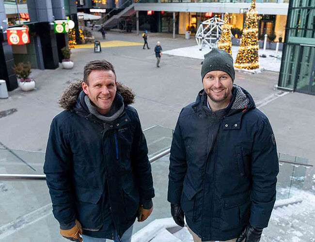 Jon Egil Ek i Guard Automation ( til venstre) sammen med Robert Skramstad i Eiendomshuset Malling & Co foran Ullevål Stadion. Foto: Guard Automation