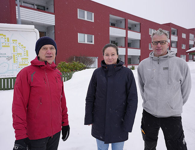 Enova støtter nå borettslag og boligsameier som vil kartlegge smarte klimatiltak. Fra venstre: Jan Peter Amundal (Enova), Mari Erlandsen (TOBB) og Øivind Johnsen (Sollia borettslag). Foto:Enova