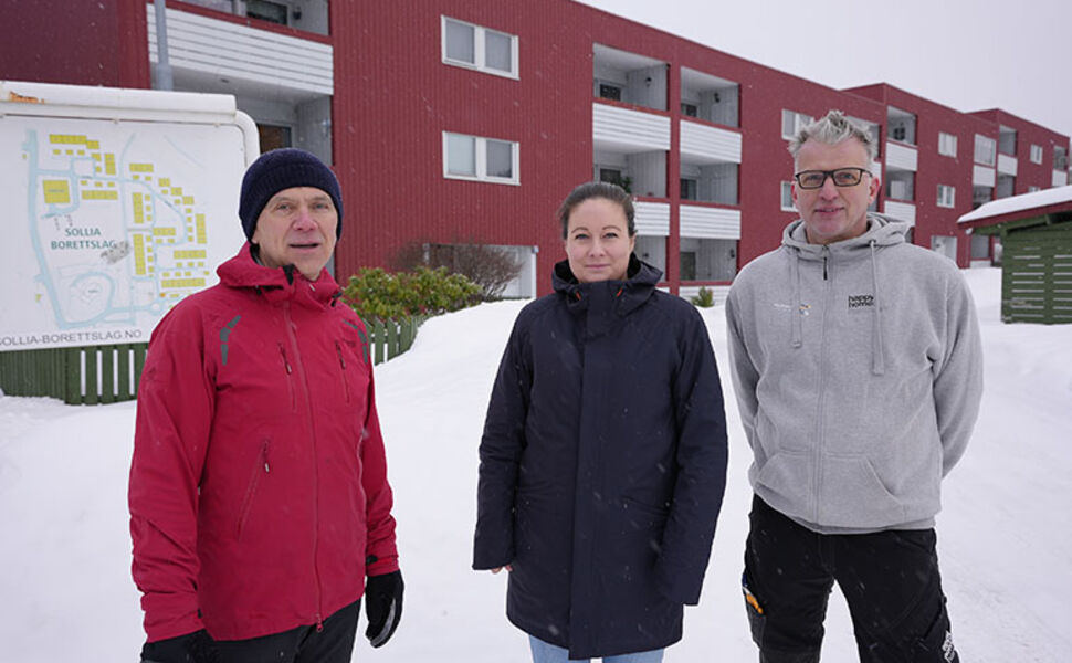 Enova støtter nå borettslag og boligsameier som vil kartlegge smarte klimatiltak. Fra venstre: Jan Peter Amundal (Enova), Mari Erlandsen (TOBB) og Øivind Johnsen (Sollia borettslag). Foto:Enova