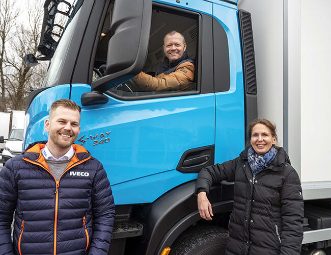 Rune Hammer (Key Account Manager i IVECO Norge) kunne overlevere den første S-Way 340 NP gassbilen til teknisk sjef Roy Gulbrandsen og assisterende direktør for bærekraft May-Kristin Solberg Willoch i PostNord. Foto: Espen Braata