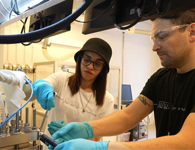 Grunnarbeidet med Hystars teknologi er lagt ned i SINTEFs laboratorier i Trondheim. Teknologisjef og med-gründer Alejandro Barnett og forskningsingeniør Firdaus Hendricks har lagt ned utallige timer i prosjektet. (foto: Enova)