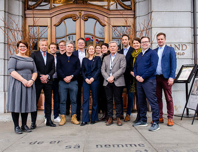 Onsdag 16. mars inviterte Grønn Byggallianse og Norsk Eiendom til lansering av Strakstiltak 2.0 for boligutviklere. Åtte store aktører signerte på stedet. Fra venstre: Tone Tellevik Dahl, Norsk Eiendom, Stig Bech, styreleder i Norsk Eiendom, Thomas Falck-Pedersen, adm. dir Ticon Eiendom, Anders Nohre-Wallden, Grønn Byggallianse, Lars Holm, adm. dir. OSU, Thorbjørn Brevik, konserndir. Skanska Eiendomsutvikling, Randi Lekanger, miljøsjef Skanska, Birgitte Molstad, miljødirektør OBOS, Jenny Josefine Holen, Stor-Oslo Eiendom, Arne Brovold, utviklingsdir. Stor-Oslo Eiendom, Johan Bruun, adm. dir. Boligbyggelaget Usbl, Katharina Th. Bramslev, daglig leder Grønn Byggallianse, Audun Blegen, bærekraftsdir. Nordr og Vidar Fiskum, Norsk Eiendom. Foto: Grønn Byggallianse