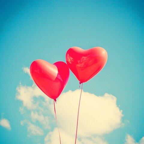 Hjerteballonger i luften