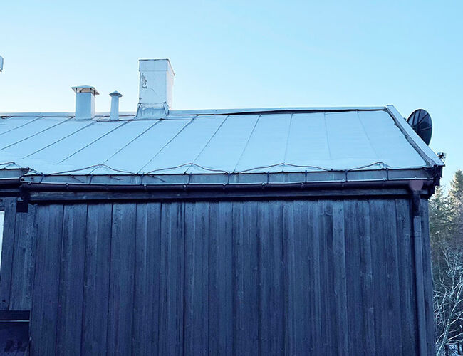 På Lysebu Hotel i Oslo har de begynt å montere varmekabler ytterst på takene. Foto: Lysebu Hotel