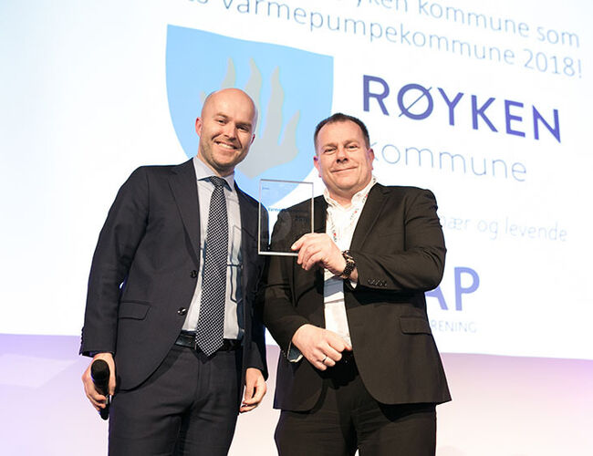 Lars Erik Eriksen (til høyre) og Rolf Iver Mytting Hagemoen under prisutdelingen. Foto: Novap