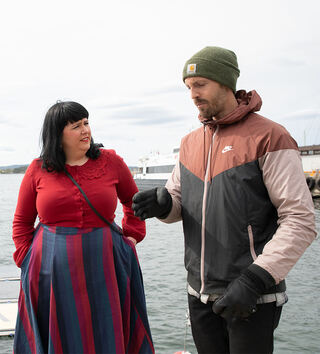 CEO i Sunlit Sea Per Lindberg  i samtale med byråd Victoria Marie Evensen med det flytende solcelleanlegget i bakgrunnen. Foto: Oslo Havn.