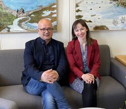 Kommunedirektør Charles Petterson og kommunedirektør Inger Eline Fjellgren har møttes til morgenkaffe for å diskutere organisasjonsutvikling.