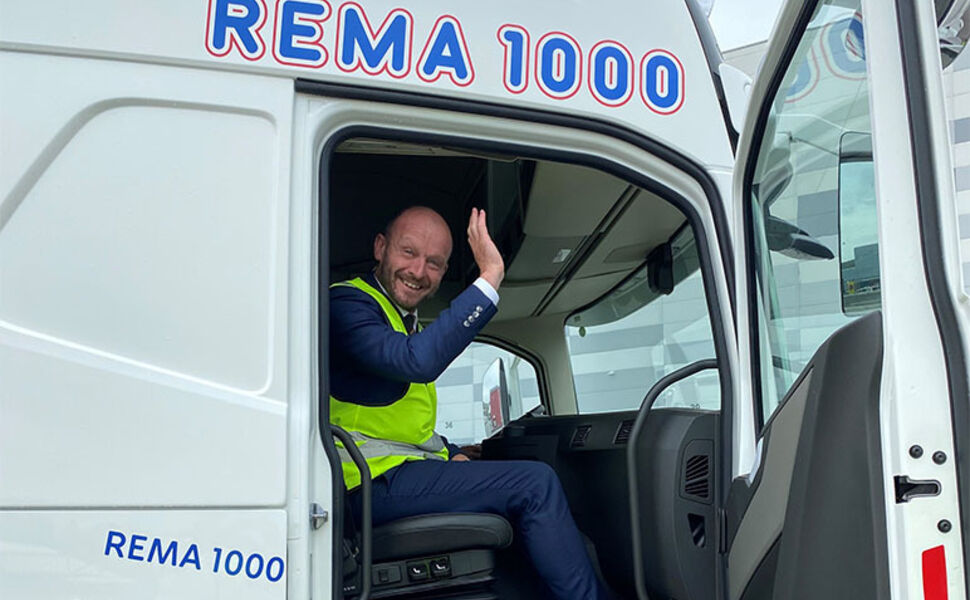 Statssekretær Odd Steinar Åfar Viseth i Samferdselsdepartementet testet de nye biogassbilene fra REMA 1000. Foto: REMA 1000