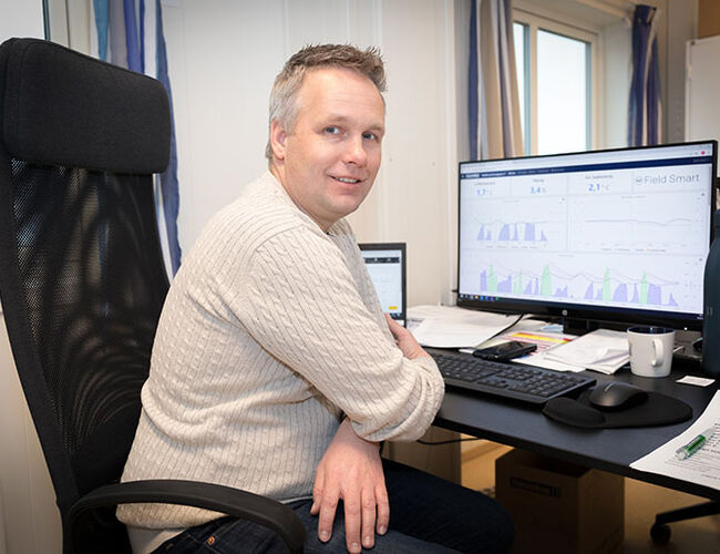 Kjetil Ekeli i Stabæk Fotball har nå full oversikt over varmestyringen gjennom et  dashboard på både PC, mobil og nettbrett. Foto: Gard Automation