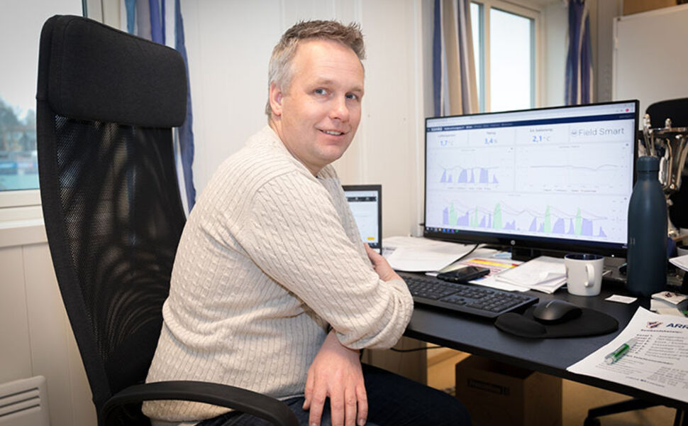 Kjetil Ekeli i Stabæk Fotball har nå full oversikt over varmestyringen gjennom et  dashboard på både PC, mobil og nettbrett. Foto: Gard Automation