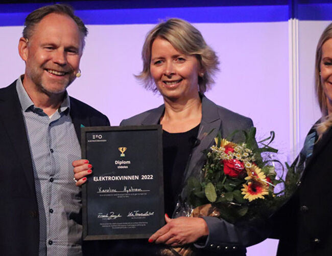 Fra venstre: Frank Jaegtnes, Karoline Nystrøm og Ida Thorendahl på scenen under kåringen av Elektrokvinnen 2022. Foto: EFO
