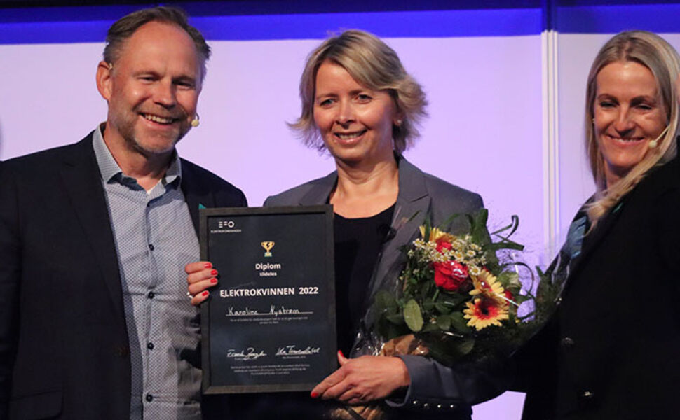 Fra venstre: Frank Jaegtnes, Karoline Nystrøm og Ida Thorendahl på scenen under kåringen av Elektrokvinnen 2022. Foto: EFO