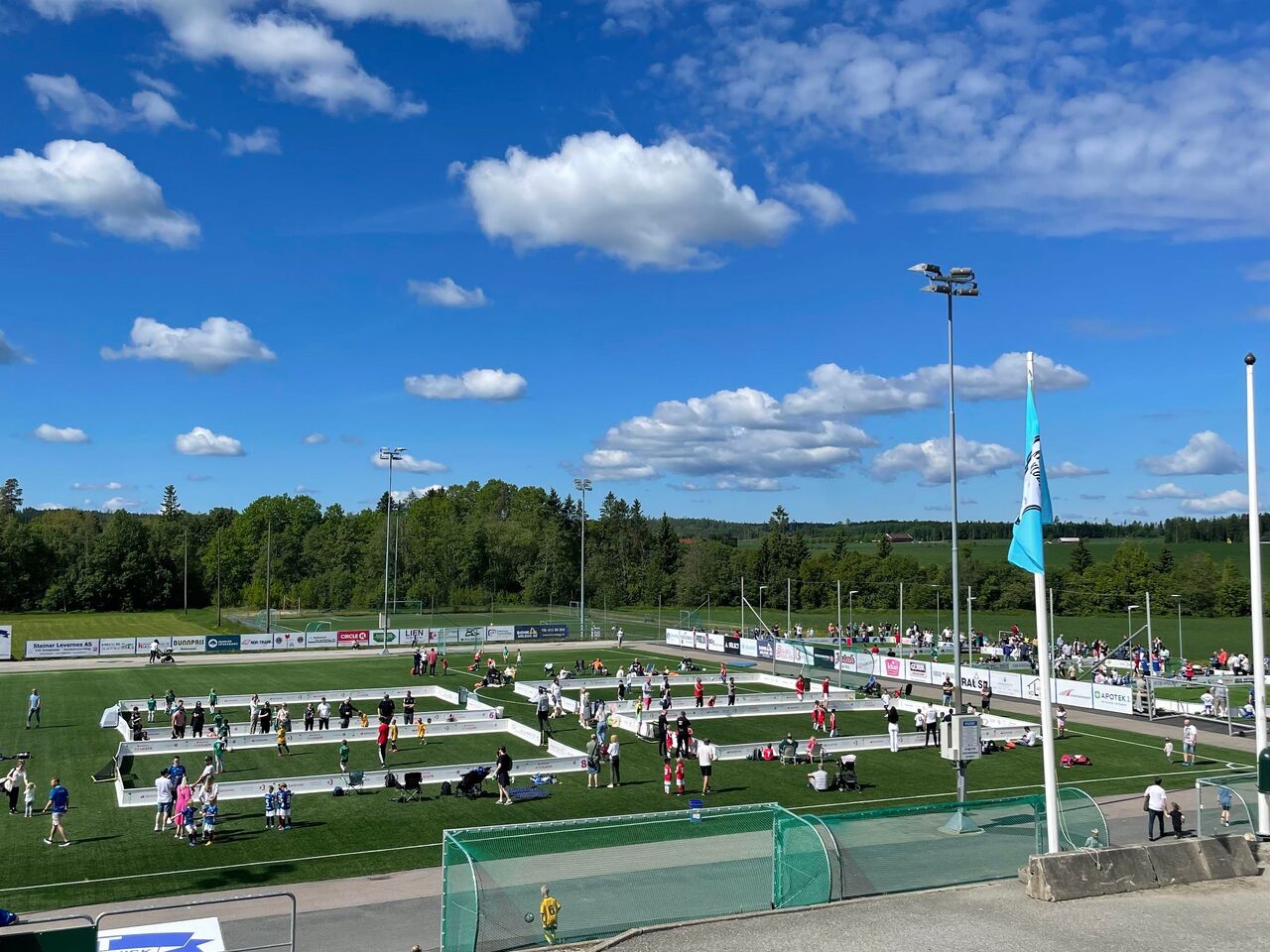 Mange baner og mye folk