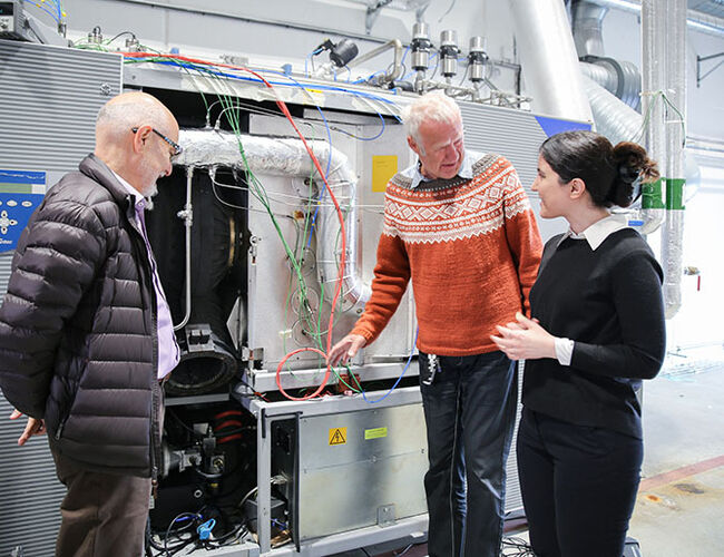 Fra venstre professor Mohsen Assadi, ingeniør Bjarte Hetlelid og doktorgradsstipendiat Reyhaneh Banihabib. Foto: UiS