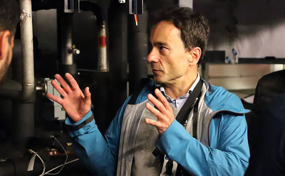 SINTEF forsker Krzysztof Banasiak viser fram et kjøle- og varmesystem fra Rema 1000 butikken i Prinsensgate, Trondheim. Foto: Sintef