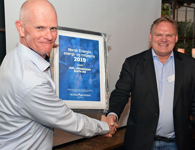 Jon Tveiten (t.h.), adm. dir. i Norsk Energi, overrekker årets EMIL-pris til prosjektdirektør Ole-Kristian Mosvoll i Joh. Johannson Kaffe AS. Foto: Norsk Energi/Morten Valestrand