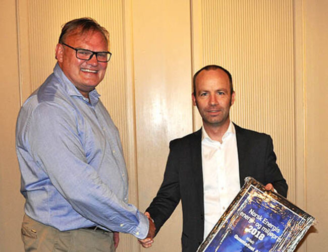 Jon Tveiten (t.v.), adm.dir. i Norsk Energi, overrekker årets EMIL-pris til Arnstein Norheim som er CTO i Quantafuel AS
