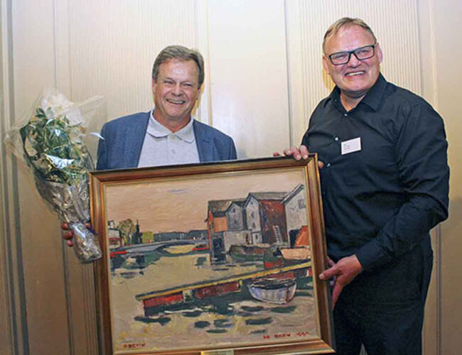 Jon Tveiten (t.v.), adm.dir. i Norsk Energi, overrekker årets EMIL-pris til Per Brevik som er direktør for alternativ brensel og bærekraft i HeidelbergCement. Prisen er et maleri fra Brevik sentrum malt av Jo Bark i 1990.  Foto: Sissel Graver