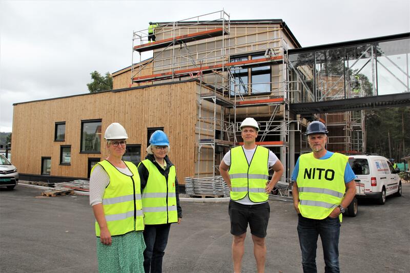 Moseidmoen skole er innbydende på utsiden. fra venstre: rektor Astrid Føreland. enhetsleder Inger C. Neset, byggeleder Lars Eikeland og prosjektleder Tellef Mykland.