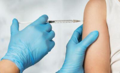 bilde av en person som får vaksine/ sprøyte i armen