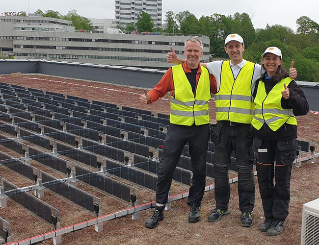 På taket til Løren skole. Fra venstre: Tommy Engvik, Trygve Mongstad og Simona Petroncini. Foto: Over Easy Solar