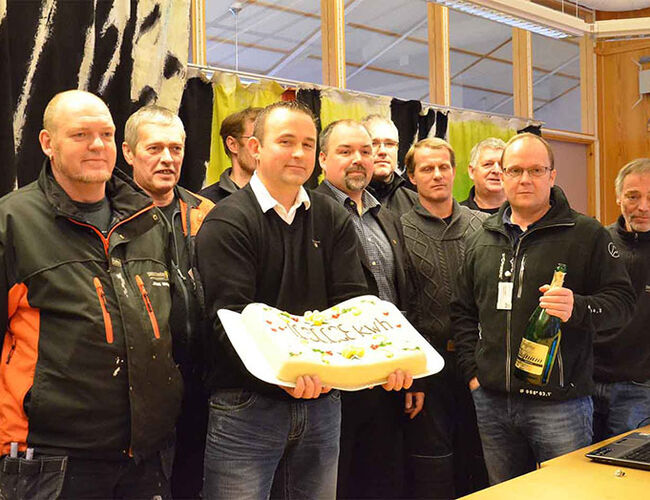 Bildet er fra markeringen av 1 GWh innspart, som Brønnøy kommune oppnådde i 2013. Fra venstre Jon Ingar Riis, Børge Jørgensen, Kent Røsdal (skjult bak), eiendomssjef Arnt-Ståle Sæthre (med kake), ordfører Johnny Hanssen, vaktmester Victor Sund, bedriftselektriker Jan Inge Nilssen, vaktmester Birger Skeide, energiansvarlig Jon Haugen (med champagnen) og driftstekniker Stein Nicolaisen. Foto: Brønnøy kommune