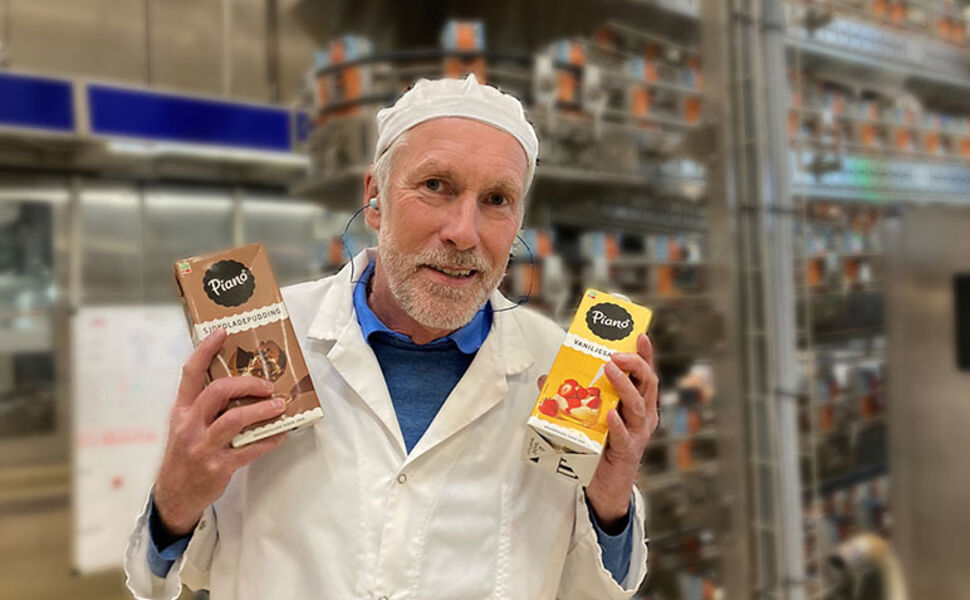 Ved Tine Meierier i Ålesund har Jan Heggem byttet naturgass med fjernvarme i produksjonen av sjokoladepudding. (Foto: Tine)