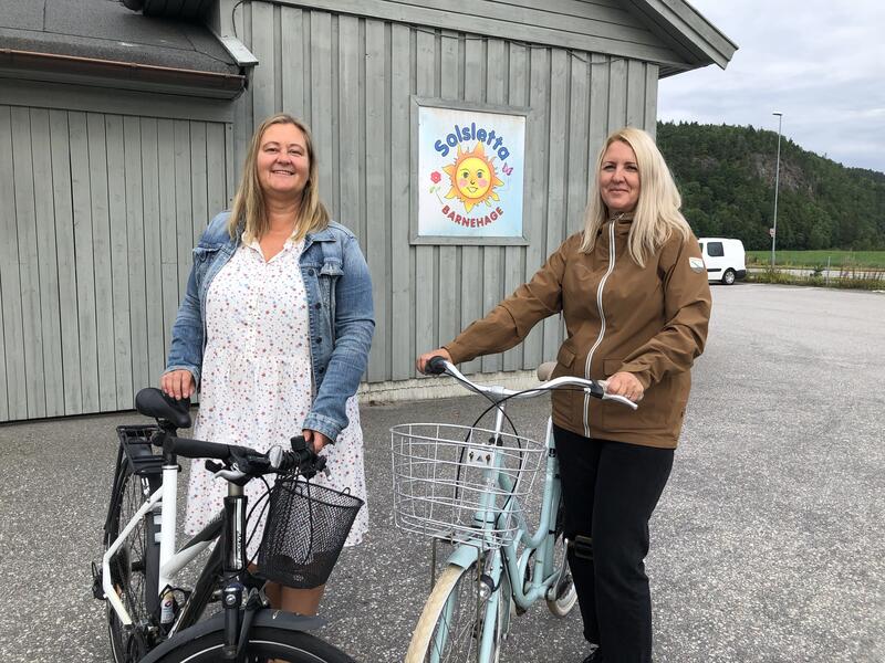 Adelheid Frost Mykland og Birgitte Kåvenes og de andre i Solsletta barnehage fikk en aha-opplevelse da de sjekket hvor kort fra jobb de egentlig bodde.