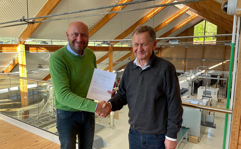 F.v. Produktansvarlig i Fjøssystemer Gruppen, Kjetil Olsen og daglig leder i Inaventa Solar, John Rekstad har signert avtalen. Foto: Fjøssystemer