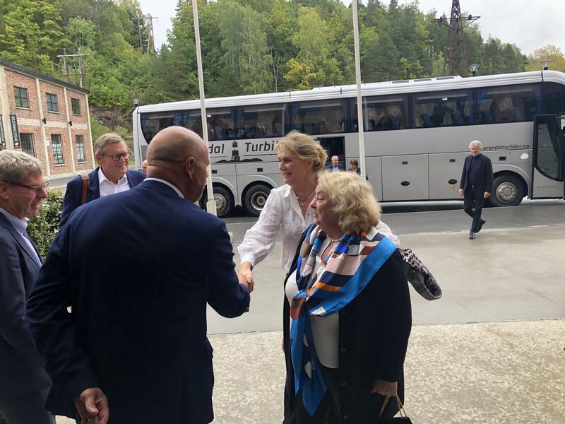 Nils olav Larsen hilser på statsforvalter Gina Lund. Ved siden av høyesterettsjustitiarius Toril Marie Øie. Til venstre: Knut Berg og Eivind Drivenes.