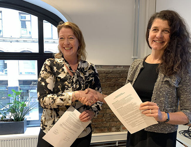 Avtalen ble signert av daglig leder Katharina Th. Bramslev i Grønn Byggallianse (t.h.) og konserndirektør Siri Hunnes Blakstad i SINTEF Community. Foto: SINTEF
