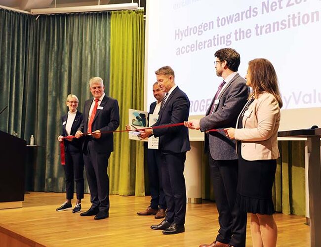 Fra venstre Anne Borg, NTNU, Nils Røkke, HYDROGENi/SINTEF, Rune Volla, Forskningsrådet, olje- og energiministerTerje Aasland, Fionn Iversen, HyValue/NORCE og Pinar Heggernes, UiB. Foto: SINTEF