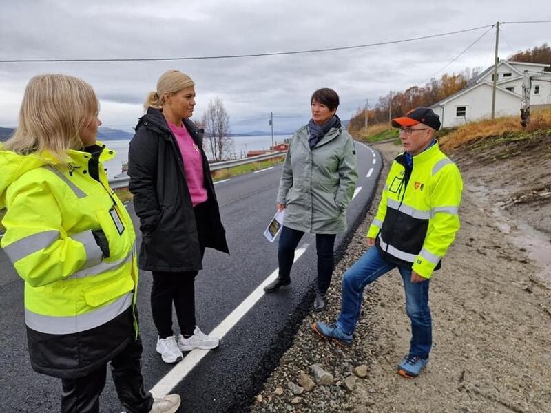 Fylkesråder på befaring på fylkesveien. Foto: Sonja Siltala