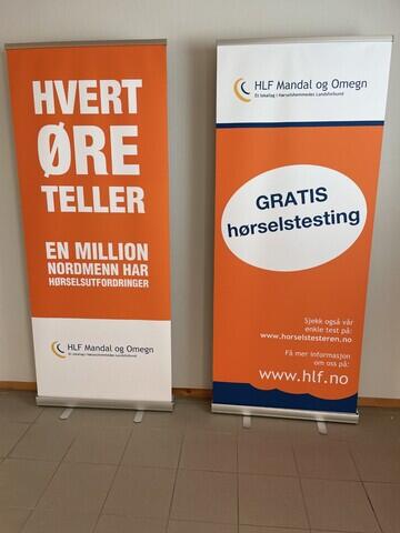 To roll-ups med informasjon om HLF Mandal og omegn