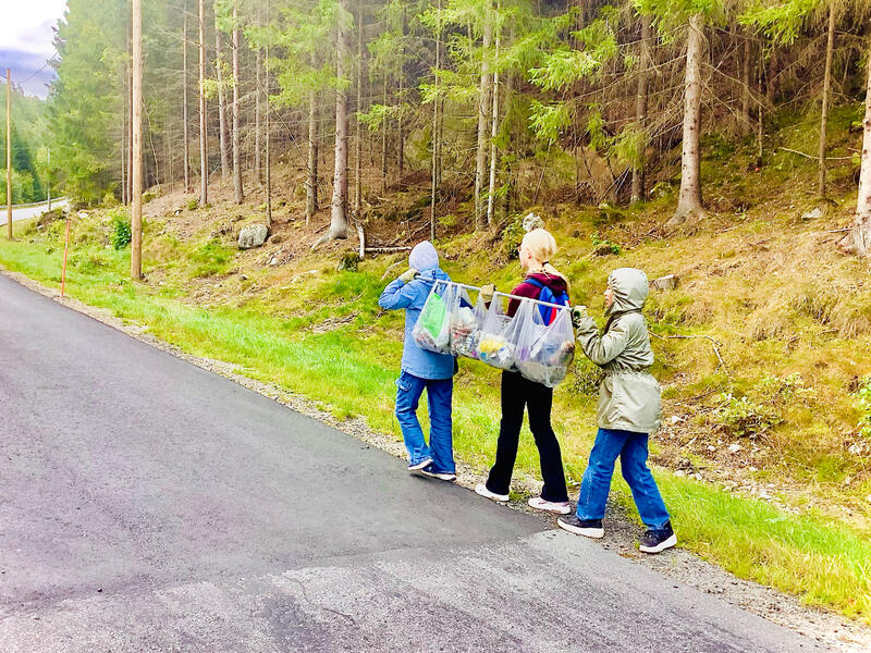 Caitlin, Selma og Mikaela fra 7A ved Vennesla skole under Strandryddeuka. Bildet gikk til topps i fotokonkurransen.