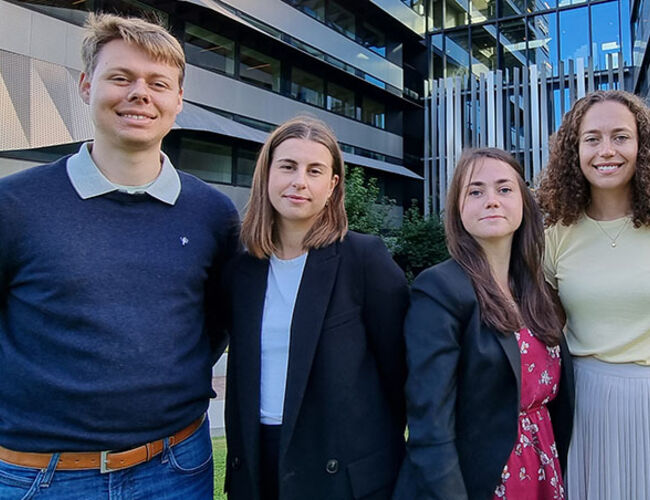 F.v.: Jonas Røthe, Camilla Pedersen, Irene Buijing og Sofie Nyman har jobbet i Schneider Electric i ett år og fått omfattende opplæring innen løsninger for bærekraft. Nå tar de steget videre og lanserer selskapets bærekraftskåring, Sustainability Impact Awards. Foto: Schneider Electric