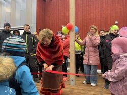 Ordfører Helga Pedersen klippet snora å åpnet barnehagen