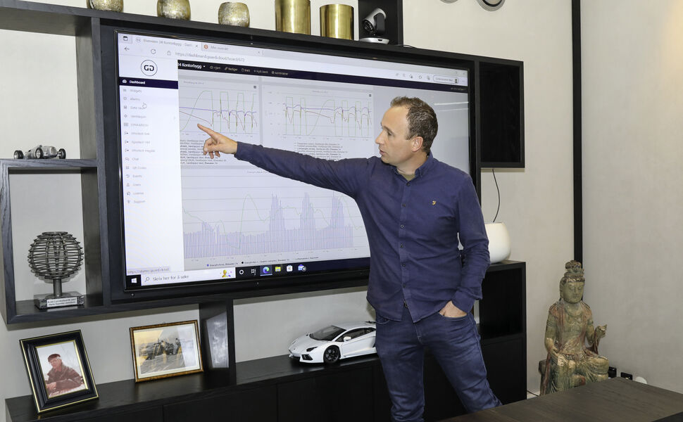 Jan Erik Holhjem viser frem dashboard som brukes for å holde oversikt over eiendommene. Foto: Hans Gaarder Eiendom